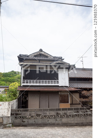日本岡山縣笠岡市白石島上古老而美麗的建築 日本岡山縣笠岡市白石島上古老而美麗的建築 125988370