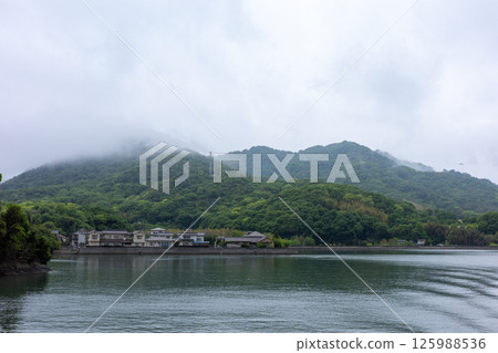 日本岡山縣笠岡市白石島美麗的春日風景 125988536