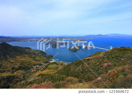 【愛媛縣】春天櫻花盛開時，從岐山展望台眺望來島海峽大橋（島波街道） 125988672