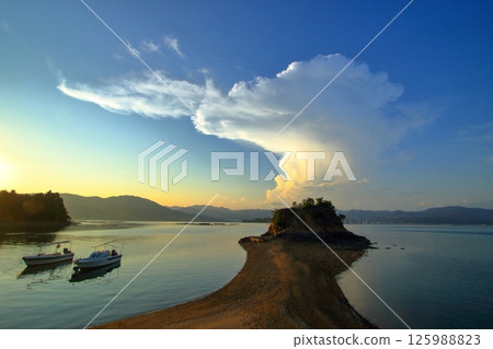 夏日雲朵升起，大芝島上的聖米歇爾山 125988823