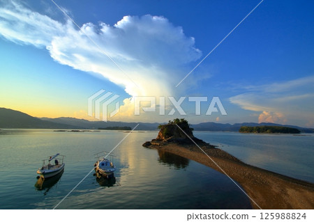 夏日雲朵升起，大芝島上的聖米歇爾山 125988824