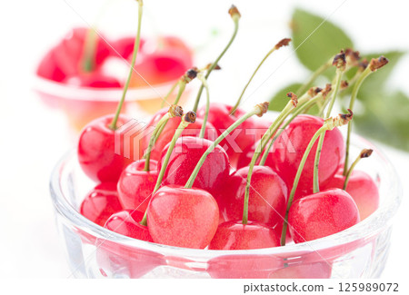 山形縣優質櫻桃白色背景 125989072