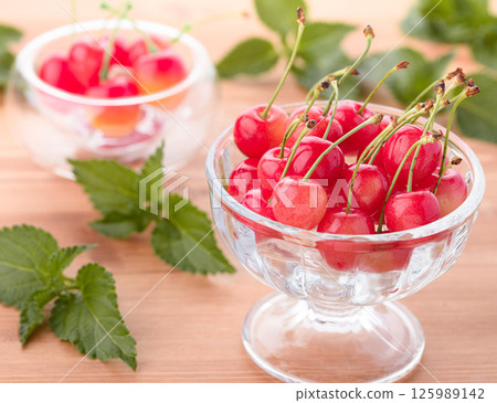 High-quality cherries from Yamagata Prefecture 125989142