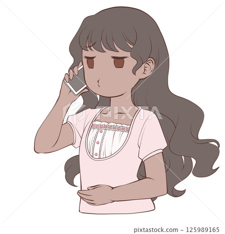 一位皮膚黝黑的年輕女子用智慧型手機打電話，嘟著嘴 125989165