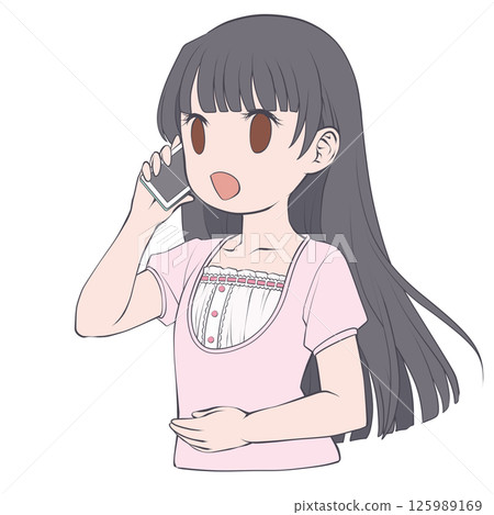 一位黑髮年輕女子用智慧型手機打電話，面帶微笑 125989169