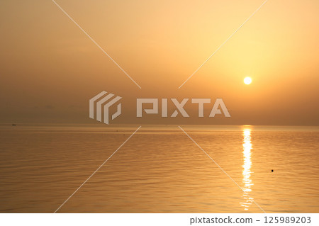 The golden morning lights of the Ariake Sea 125989203