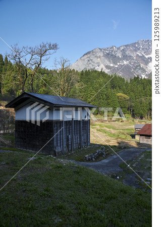 眺望明星山的山村 125989213