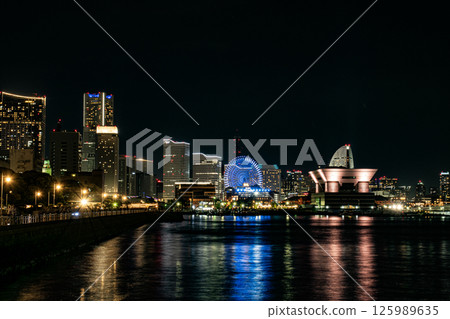 Night view of Minato Mirai seen from the large pier 125989635