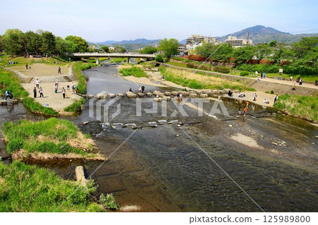 鴨川與高野川交會處的水邊休息區...京都的「鴨川三角洲」【忠川原】 鴨川與高野川交會處的水邊休息區...京都的「鴨川三角洲」【忠川原】 125989800