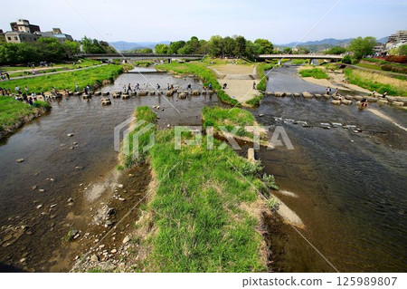 鴨川與高野川交會處的水邊休息區...京都的「鴨川三角洲」【忠川原】 鴨川與高野川交會處的水邊休息區...京都的「鴨川三角洲」【忠川原】 125989807