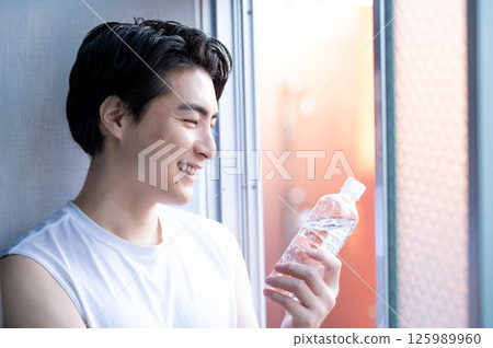 日本男子在健身房喝水 125989960