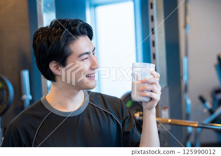 Japanese man drinking protein at the gym 125990012