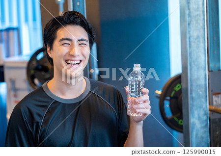 日本男子在健身房喝水 日本男子在健身房喝水 125990015