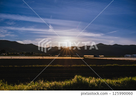夕陽映照下的山形村鄉村風光 125990060