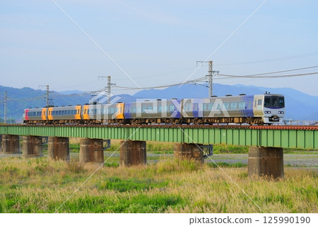 8000系列列車正經由重信河大橋返回 125990190