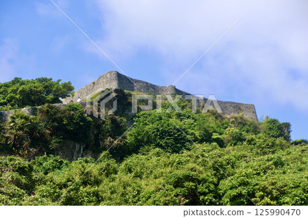 勝連城跡:琉球王國時代的城堡(沖繩縣宇流麻市) 勝連城跡:琉球王國時代的城堡(沖繩縣宇流麻市) 125990470