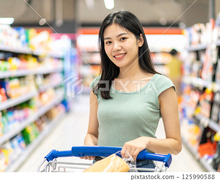 在超市購物的女人 125990588