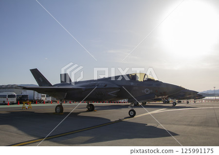 夕陽照射下的戰鬥機 125991175