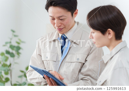 承包商穿著工作服檢查 125991613