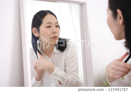 中年婦女用捲髮棒捲髮 125991787