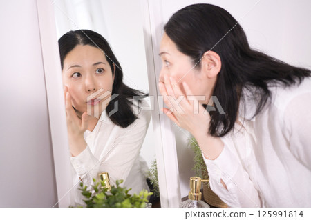 患有細紋和老年斑的中年女性 患有細紋和老年斑的中年女性 125991814