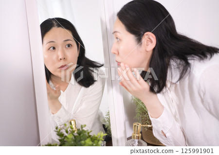患有細紋和老年斑的中年女性 125991901