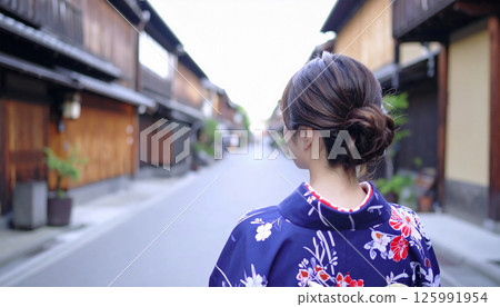 一位女士漫步在老城區的形象 125991954