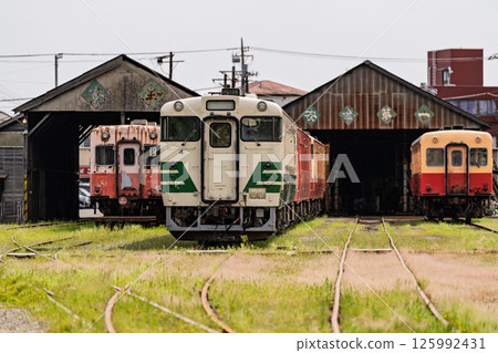 停泊在五井機務段的小湊鐵道列車 125992431