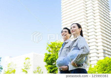 一群男女工程師站在綠色城市 125993361