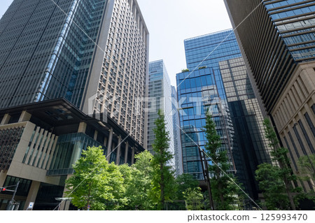 高樓林立、綠樹成蔭的城市景觀 高樓林立、綠樹成蔭的城市景觀 125993470