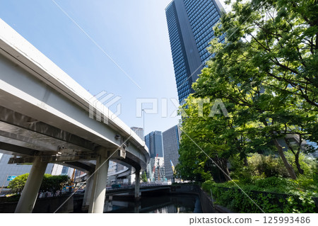 Scenery of an office district surrounded by fresh greenery 125993486