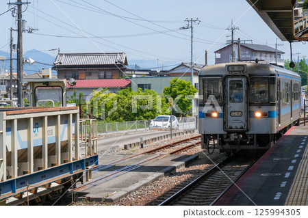 The Gomen Station and trains near where Takashi Yanase spent his childhood 125994305