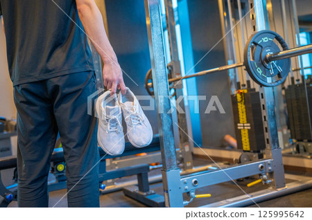 日本男子在健身房拿鞋 125995642