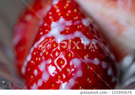 草莓與煉乳的特寫 125995676