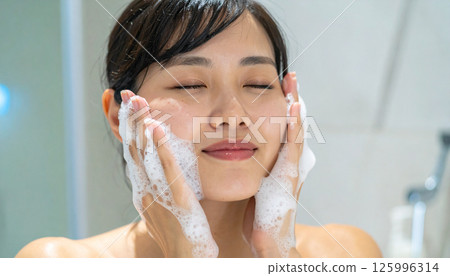 洗臉的女人（AI 生成的圖像） 125996314