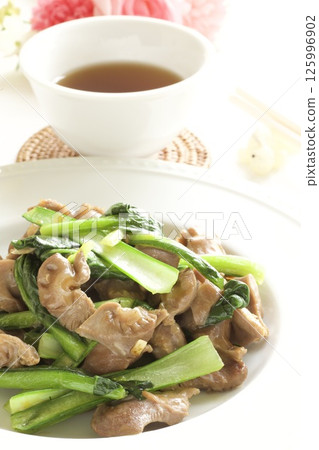Stir-fried gizzard and komatsuna with Chinese tea Stir-fried gizzard and komatsuna with Chinese tea 125996902