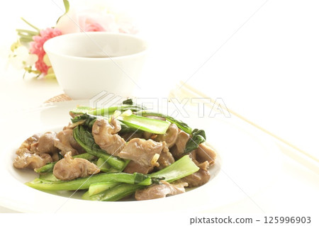 Stir-fried gizzard and komatsuna with Chinese tea 125996903