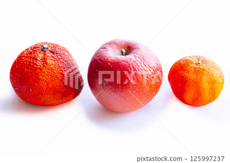 腐爛的水果：蘋果和橘子 125997237