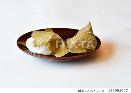 Kashiwamochi (2 pieces) diagonally 125998637