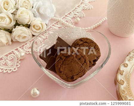 Pink roses, cookies and chocolates 125999081