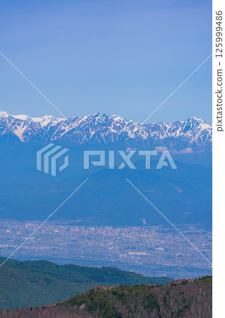 [Mountain material] View of the Zenkoji Plain from Shiga Kogen in early summer [Nagano Prefecture] 125999486