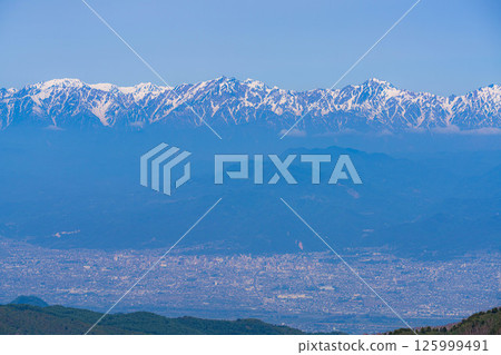 [Mountain material] View of the Zenkoji Plain from Shiga Kogen in early summer [Nagano Prefecture] 125999491