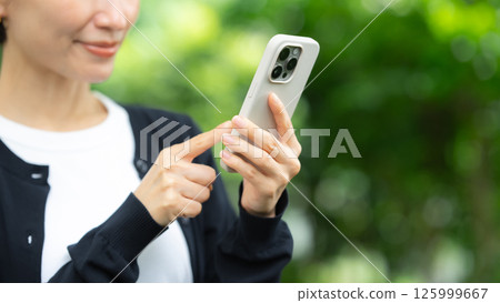 手邊的智能手機 手邊的智能手機 125999667