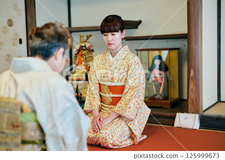 一位20多歲身著和服的女性正在體驗茶道 125999673