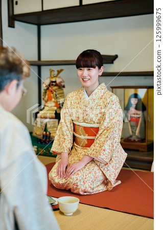 一位20多歲身著和服的女性正在體驗茶道 一位20多歲身著和服的女性正在體驗茶道 125999675