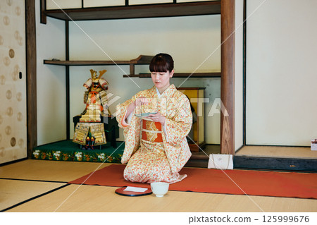 一位20多歲身著和服的女性正在體驗茶道 125999676