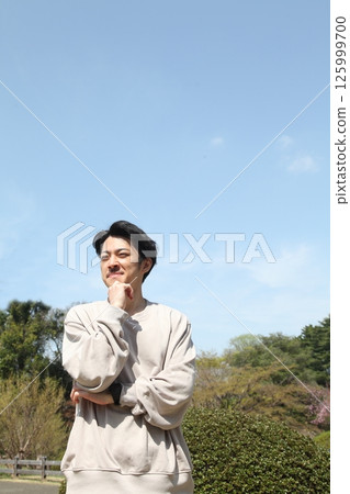 望著遠方的年輕人生活方式形象 望著遠方的年輕人生活方式形象 125999700