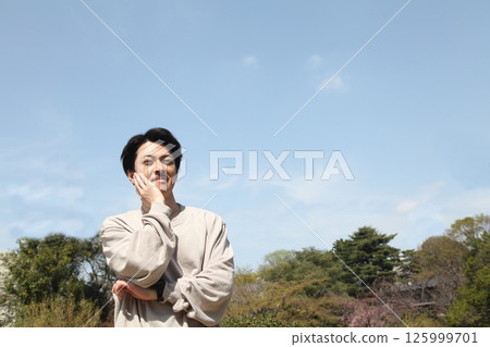 望著遠方的年輕人生活方式形象 望著遠方的年輕人生活方式形象 125999701