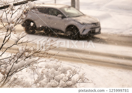 雪道和汽車 125999781
