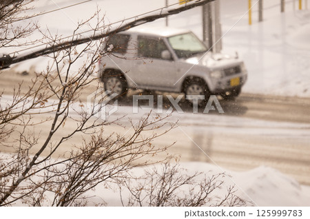 雪道和汽車 125999783